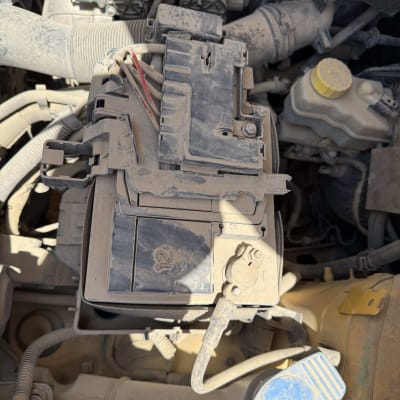 מנוע רכב עם כבלים ומכסה מצבר מאובק