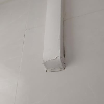 צינור מיזוג אוויר לבן על קיר לבן