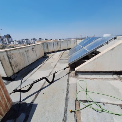 גג עם לוחות סולאריים ואיטום גג