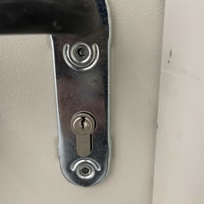 מנעול דלת מתכת עם ידית שחורה