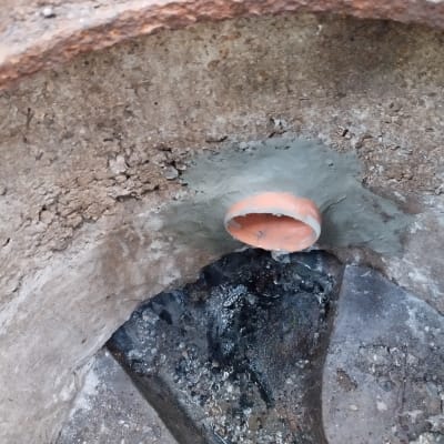 צינור ביוב עם תיקון בטון בקיר