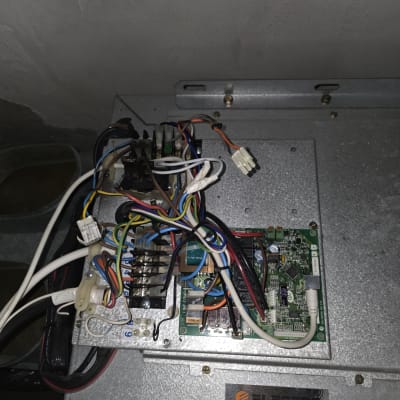 חלקים פנימיים של מערכת מיזוג אוויר עם חוטים ולוח חשמלי