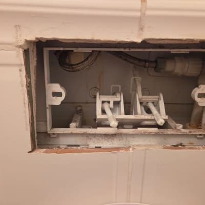 צנרת מים חשופה עם חיבורים ותושבות