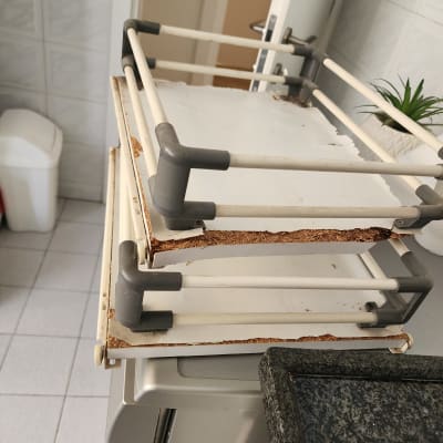 מדפים מתכתיים עם פינות פלסטיק אפורות במטבח