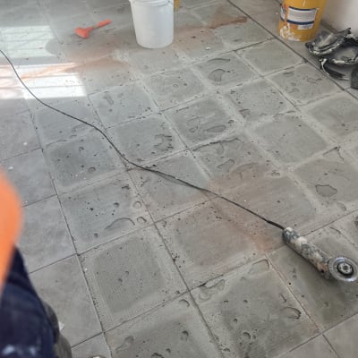 רצפה עם אריחים, דלי וכלי עבודה לשיפוץ