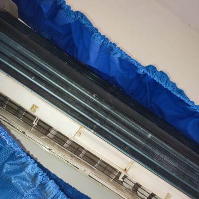 מזגן עם כיסוי כחול לניקוי ותחזוקה