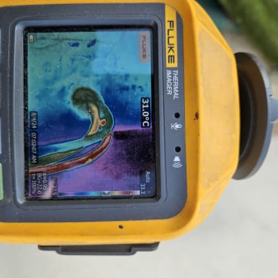 מצלמה תרמית מציגה תמונה עם אזורים חמים וקרים