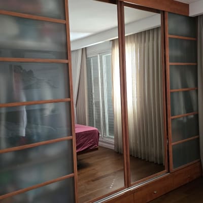 ארון עץ עם דלתות זכוכית חלבית ומראה