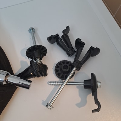 ברגים וכלים על משטח עבודה בתחום החשמל