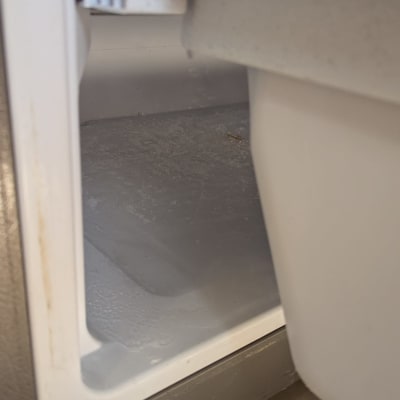 תא הקפאה עם קרח מצטבר על המדף הפנימי