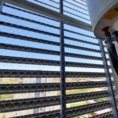 רשת מתכת על חלון למניעת כניסת יונים