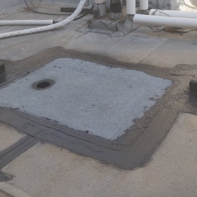 איטום גג עם חומרי איטום סביב צינורות