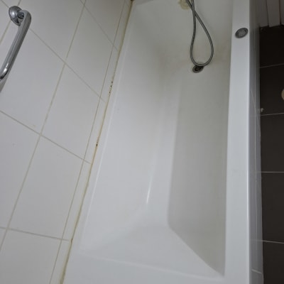 אמבטיה עם ברז ומקלחת, מתאים לעבודת שיפוץ