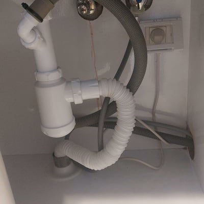 צינורות ניקוז מתחת לכיור עם ברזים