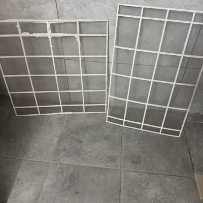 שני מסננים על רצפת אריחים אפורה