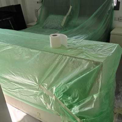 חדר מכוסה בניילון לקראת צביעה