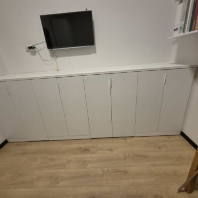 ארון לבן עם דלתות בחדר עבודה