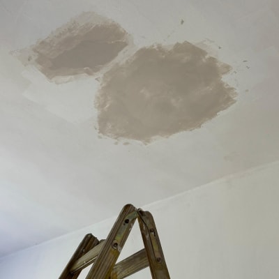 סולם עץ ותיקון תקרה עם טיח