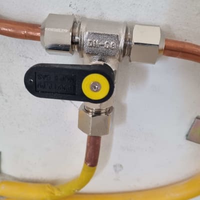 שסתום גז מתכת עם צינורות נחושת ופלסטיק