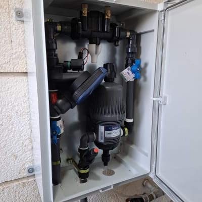 מערכת השקיה עם צינורות ושסתומים