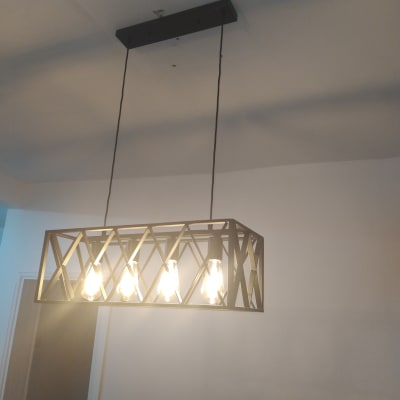 מנורת תקרה עם ארבע נורות חשמליות דולקות