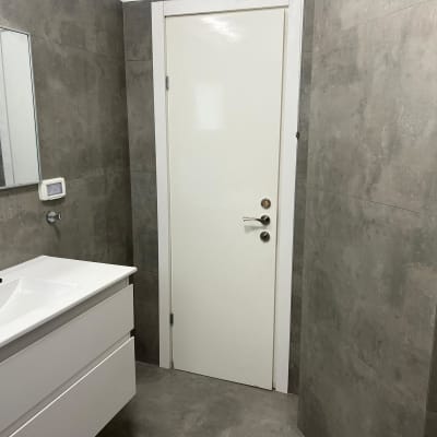 חדר אמבטיה עם כיור, ברז ומראה