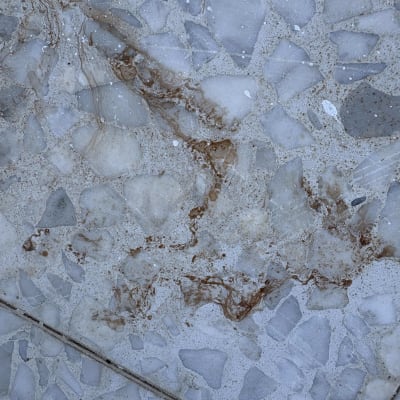 רצפה מלוכלכת עם כתמים חומים