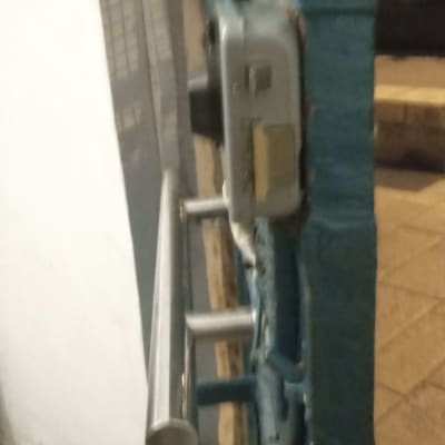 מנעול דלת מתכת עם ידית כסופה