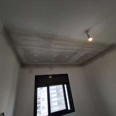 תקרת גבס עם תאורה בחדר קטן