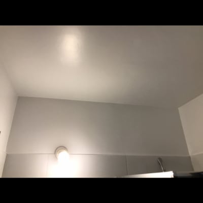 תקרה וקירות צבועים בלבן עם תאורה