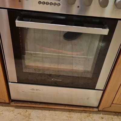 תנור אפייה עם כפתורים ומסך תצוגה