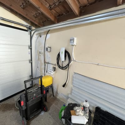 כלים וציוד חשמלאי על קיר במוסך