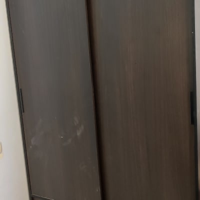 ארון עץ עם דלתות הזזה ומגירות