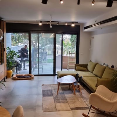 חשמלאי עובד בחוץ ליד סולם וכלים