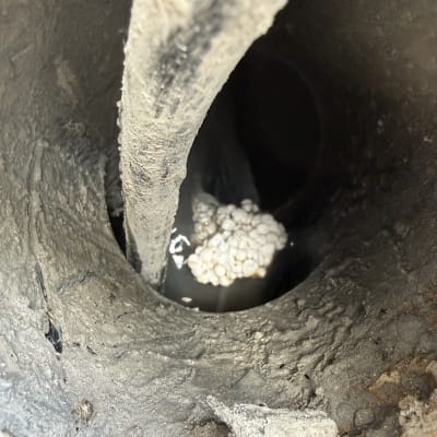 תמונה של צינור עם הצטברות חומרים