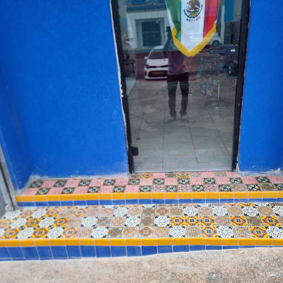 מדרגות עם אריחים צבעוניים בכניסה לחנות