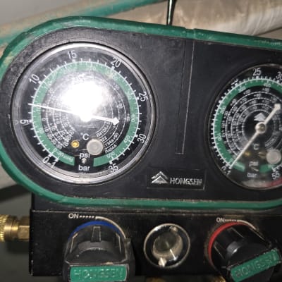 מד לחץ עם חוגות וטבעות צבעוניות