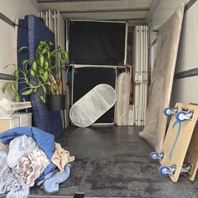 משאית עם ציוד ארוז להובלה, כולל צמחים וקרטונים