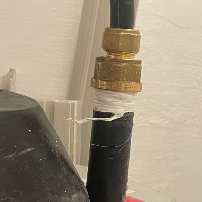 חיבור צינור עם מחבר פליז