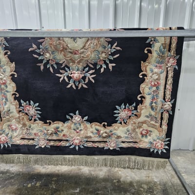 שטיח תלוי לייבוש על מתקן מתכת