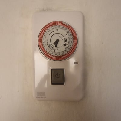 שעון טיימר חשמלי עם כפתור הפעלה