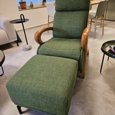 כורסה ירוקה עם ריפוד וכרית תואמת