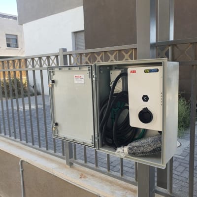 ארון חשמל פתוח עם כבלים ומתגים