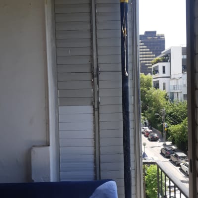 תריסים סגורים במרפסת עם נוף עירוני