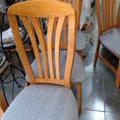 כיסאות עץ עם ריפוד בד אפור