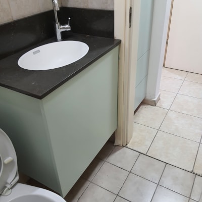 שיש כהה עם כיור עגול וברז מתכת