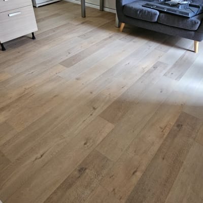 רצפת פרקט עץ בהירה בחדר מגורים