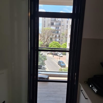 דלת אלומיניום עם נוף לבניין מגורים
