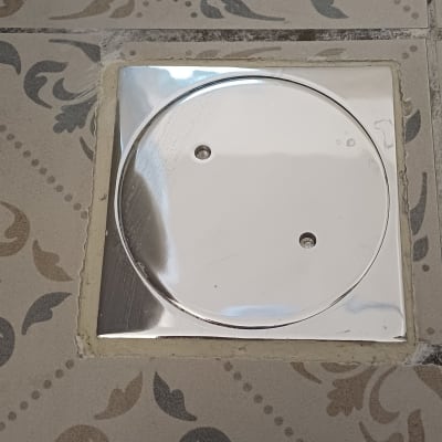 רצפה עם כיסוי מתכת עגול