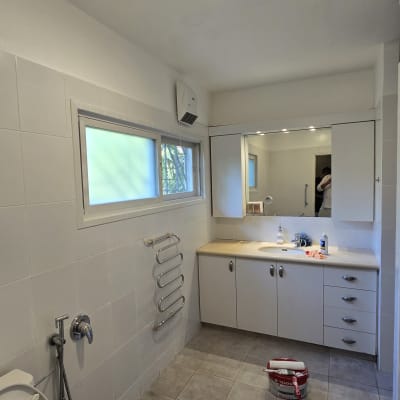 דלי צבע על רצפת חדר אמבטיה